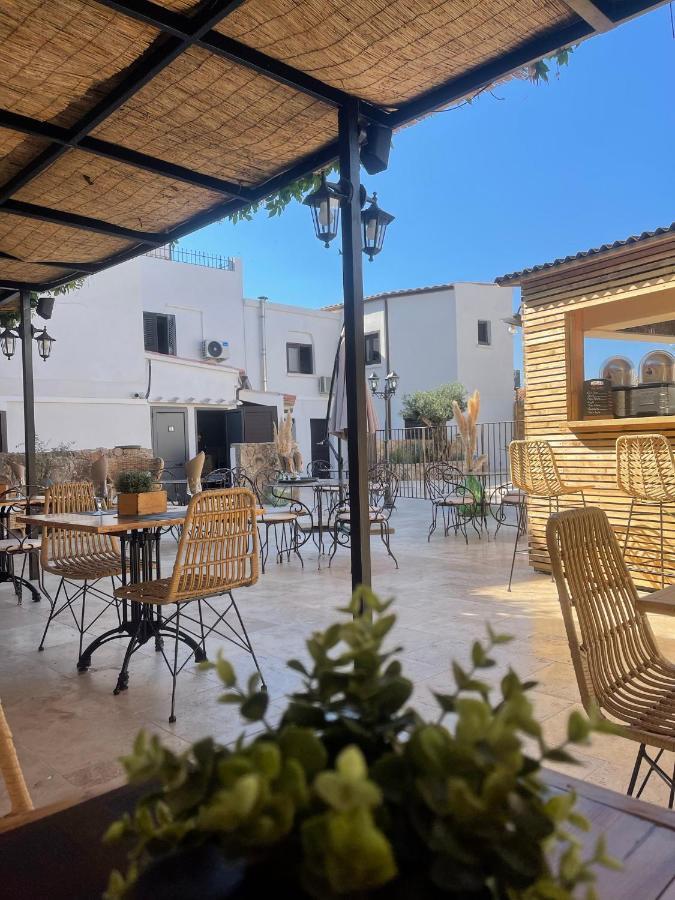 Hotel Restaurant La Caravelle サリ・ソランザラ エクステリア 写真