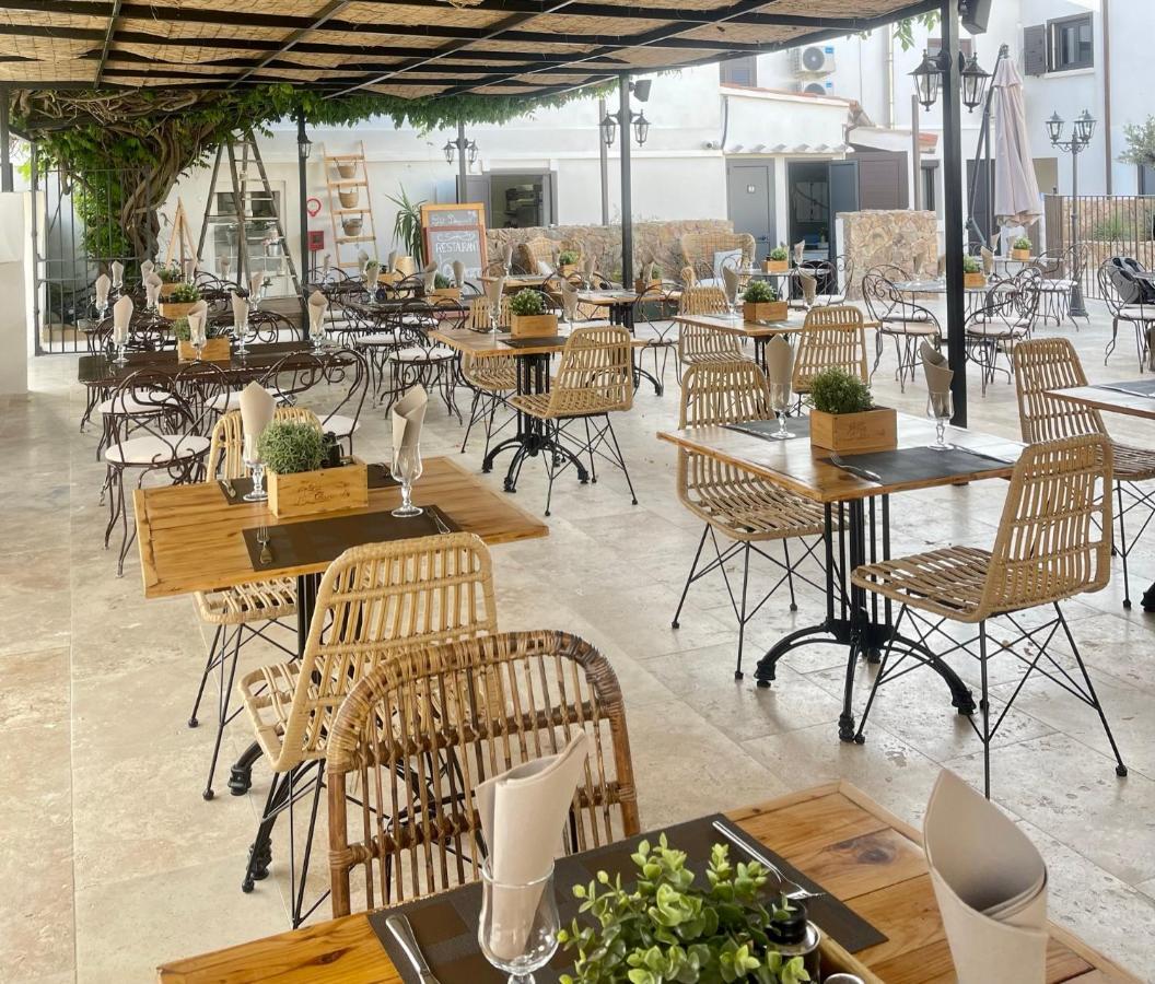 Hotel Restaurant La Caravelle サリ・ソランザラ エクステリア 写真